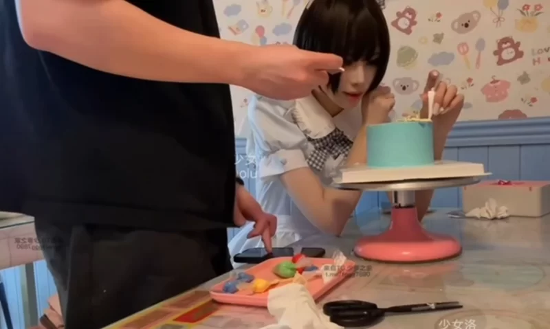 推特【xiaoluo_iloveu〗高颜短发御姐被金主包养性爱日记Vlog [3v+4G][百度盘]