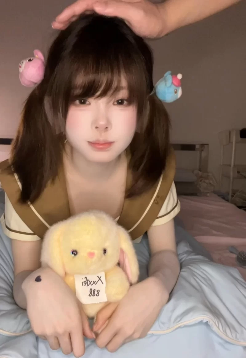 TG【Xxxfei888〗双马尾美少女辞宝趴在床上被单男粉丝干语无... [1v+555M][百度盘]